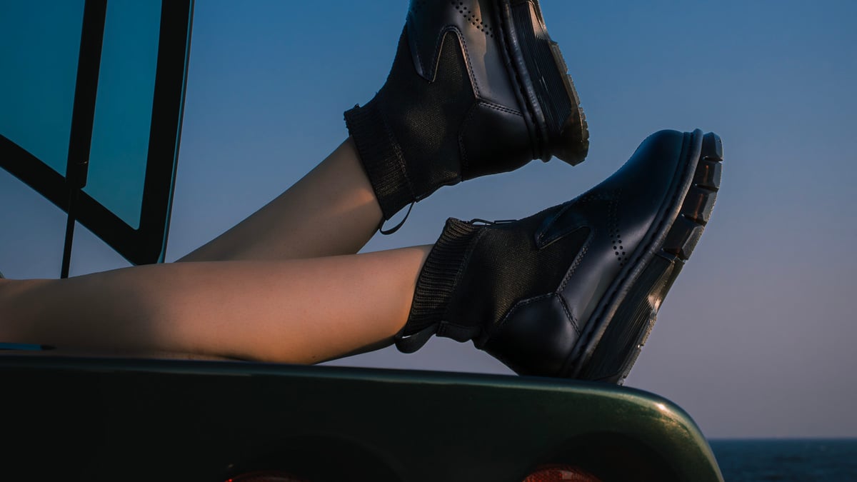 ドクターマーチンがミニマルな新コレクション「14XX QUBIST