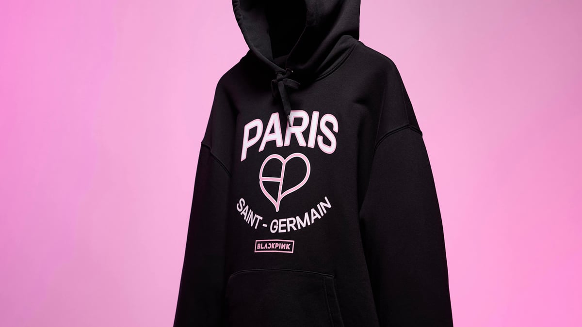 パリ・サンジェルマン × ブラックピンク、ロゴを配したフーディーとT