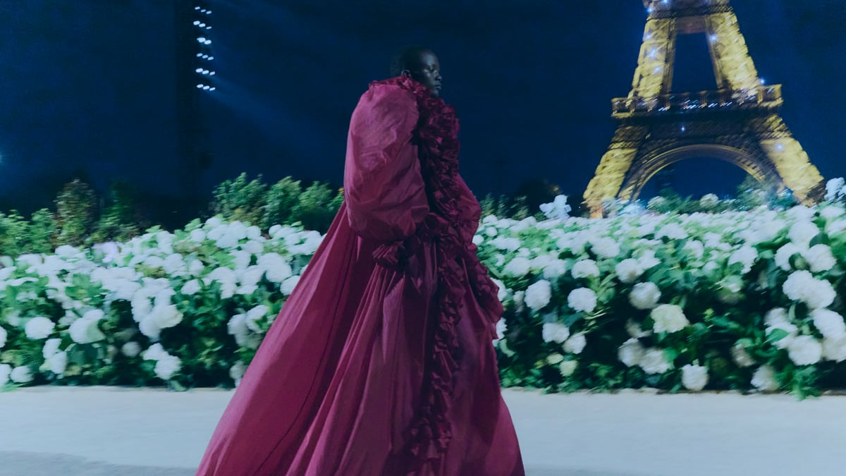 シネマティックなショーとナイロンドレスが切り拓く「サンローラン」の