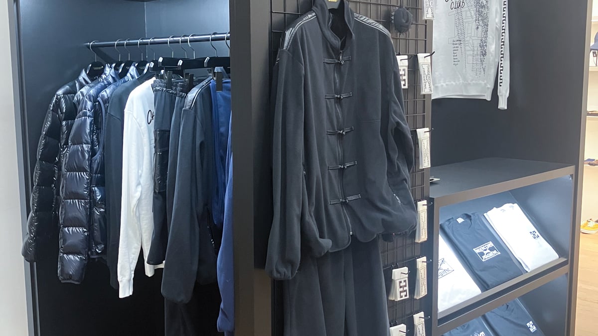 アンダーカバー ミーツ フラグメント」が登場、コラボロゴをあしらった