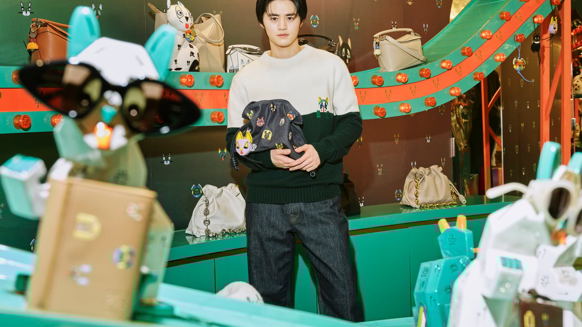 未来派の猫”に出会う「ロエベ」のホリデーポップアップ 鈴鹿央士が阪急