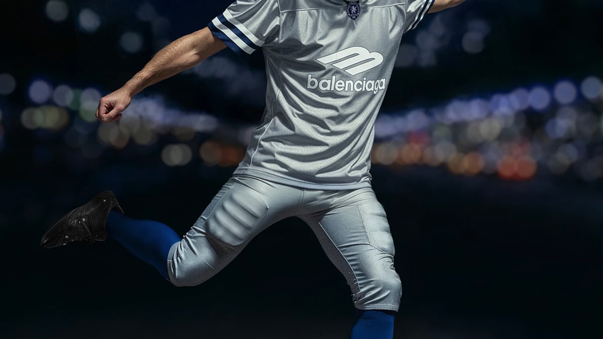 バレンシアガが「アメフト」モチーフを初採用 ユニフォームや練習着に