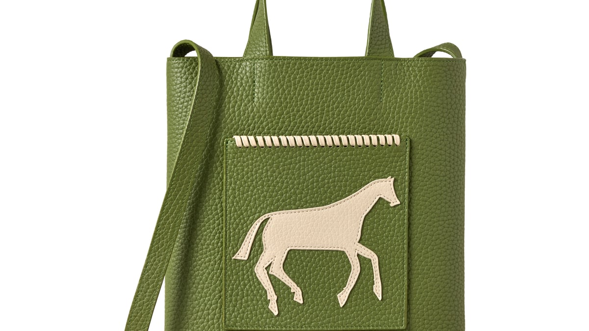 マルベリーが午年を祝したコレクションを発売 白馬の地上絵から着想