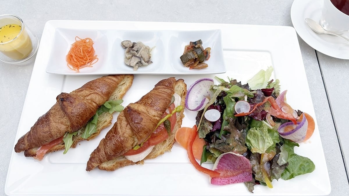 彩り豊かなクロワッサンサンド、表参道「BLUE BRICK LOUNGE」【編集部