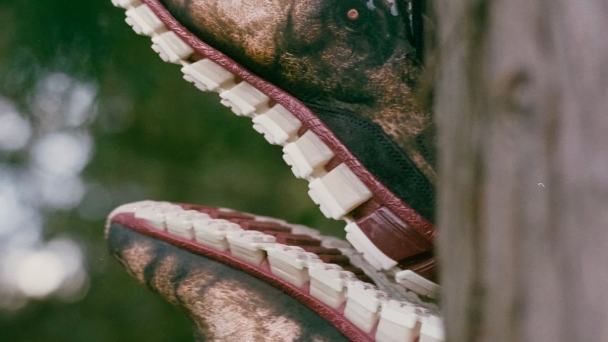 アシックスがダブレットとコラボ ジュラ紀がテーマのスニーカー「GEL