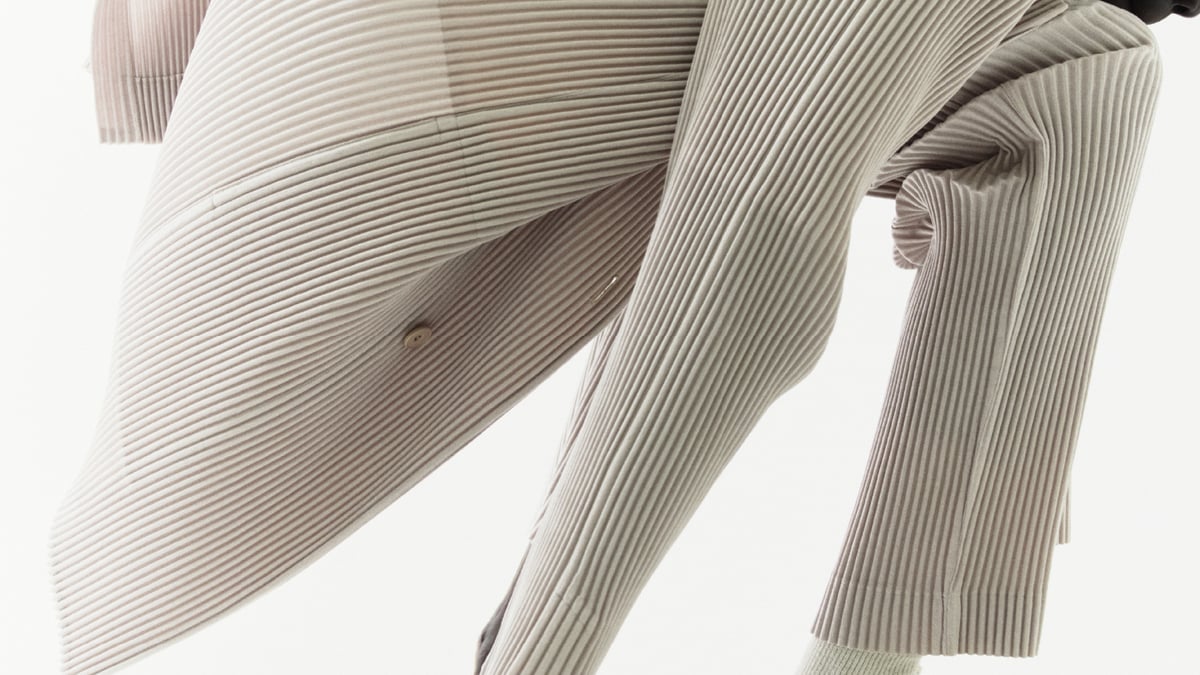 オム プリッセ イッセイ ミヤケ、板チョコから着想を得た新作シューズ