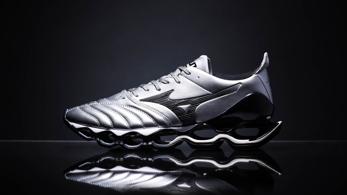 ミズノ、サッカースパイク「モレリア」のスニーカータイプから新色の