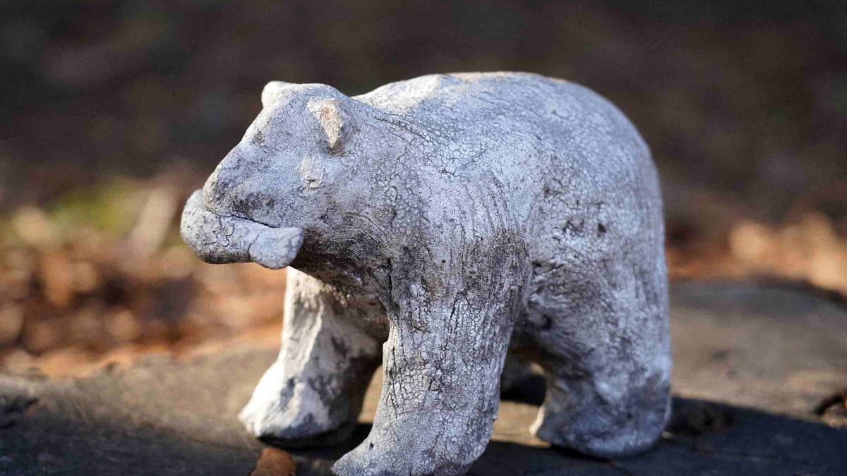カナダビンテージ　精巧さと芸術性を兼ね備えるシロクマの天然石一刀彫のオブジェ NTNと陶芸家・山田隆太郎がコラボ 高台皿や木彫りの熊を陶器で表現した