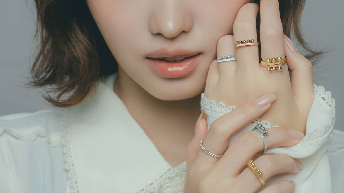 モデルにTWICE MOMO起用、タサキが初のメタルジュエリーコレクションを発売