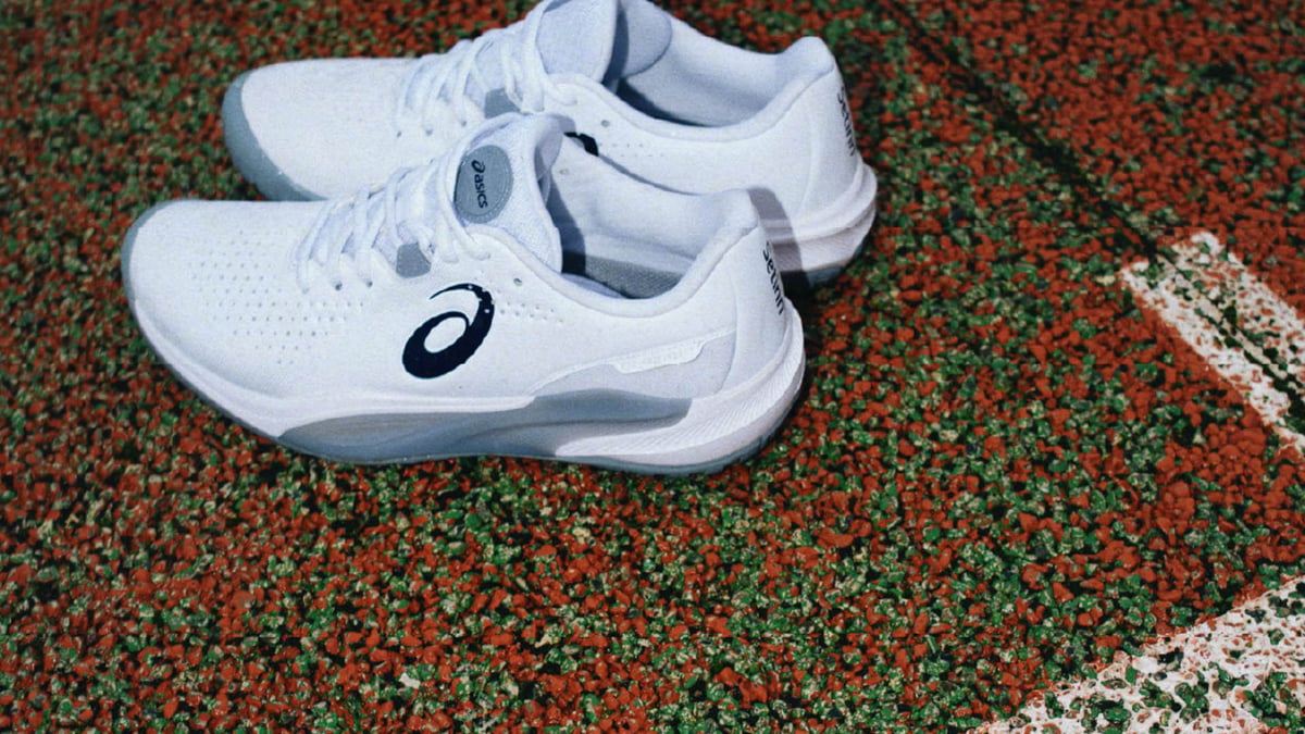 asics テニスシューズ バーガンディ 新しいタグ付き アシックスがセットインとのコラボテニスシューズ発売 クレイジー