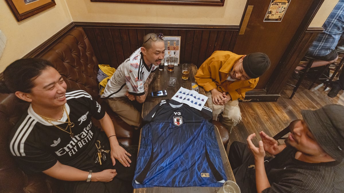 サッカー日本代表歴代ユニフォーム談義 4人のファッション業界人が語り 