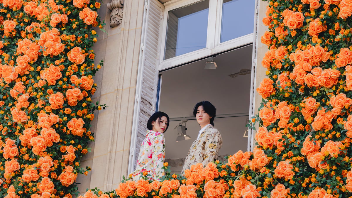 三吉彩花と桜田通がKENZOの祝祭へ パリ・ヴィクトワール広場で新作と