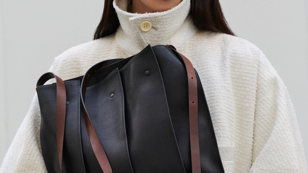 アイム メンが新作ショルダーバッグ「LEATHER PLEATS」を発売