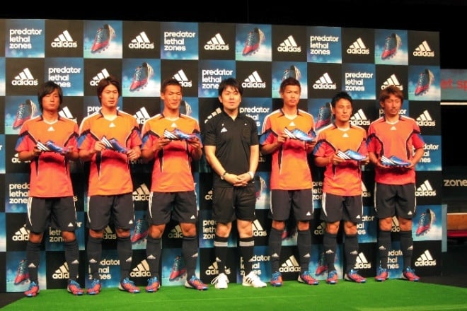 サッカー代表選手ら11人集結 アディダスが最軽量スパイク発表