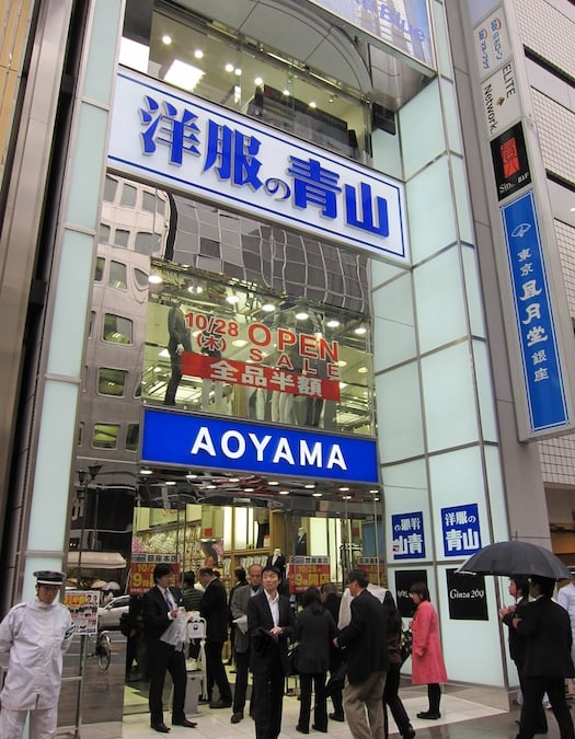 洋服の青山銀座本店オープン 全品半額セール中