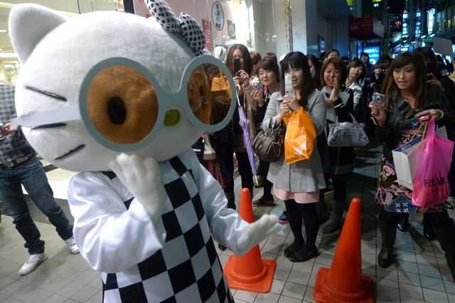 フォーエバー21にキティちゃん来店 コラボ企画スタートで渋谷に行列