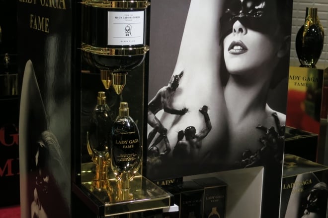 LADY GAGAの黒い香水原宿に世界初登場 発売初日300名が列