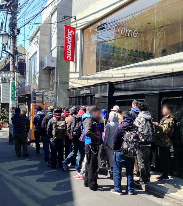 シュプリーム×ナイキAir Foamposite One発売 原宿の店舗に行列 シュプリーム×ナイキAir Foamposite One発売 原宿の店舗に行列