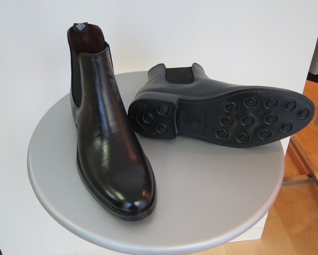sanyo_mackintosh_rainboots_1.jpg