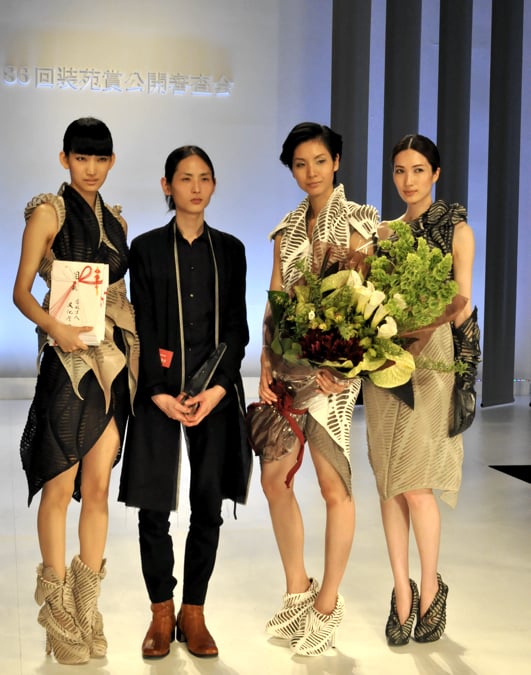 石田武、【宴舞】、希少な額装用画集より、新品額装付、状態良好 新人コンテスト第86回装苑賞は玉田達也「身体構造から創造される衣服」