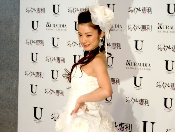 上戸彩プロデュースのウェディングドレス、新コレクション発表