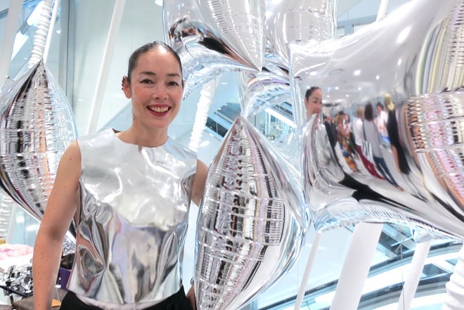 NY発「ヴィジョネア」最新号はメタル、銀座ドーバーで初のエキシビジョン