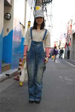 オーバーオールは死語!?女性向けにデザインされた「サロペット」が急浮上