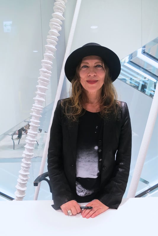 アン・ドゥムルメステールが9年ぶりに来日 初の本出版記念でサイン会