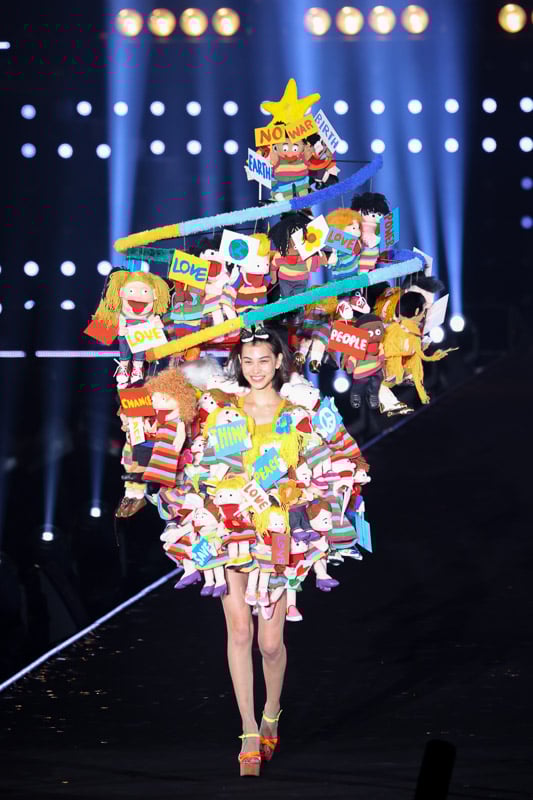 総額1千万円の巨大ドレスを水原希子が着用 デザイナー山縣良和が制作