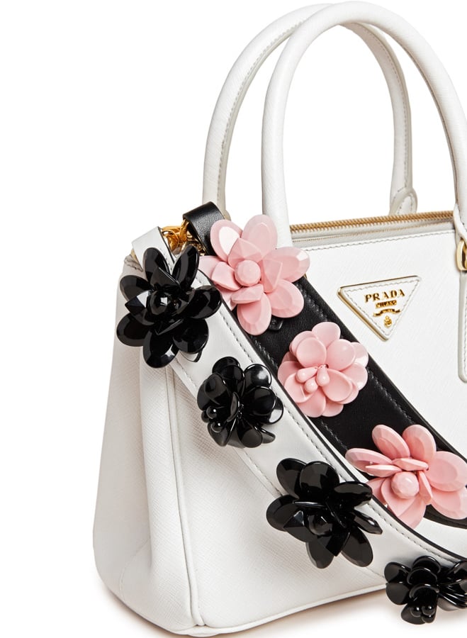 「プラダ」立体的な花モチーフのバッグストラップ発売