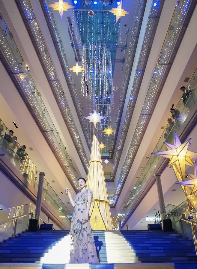 長澤まさみが点灯、表参道ヒルズに高さ10メートルのクリスマスツリー登場