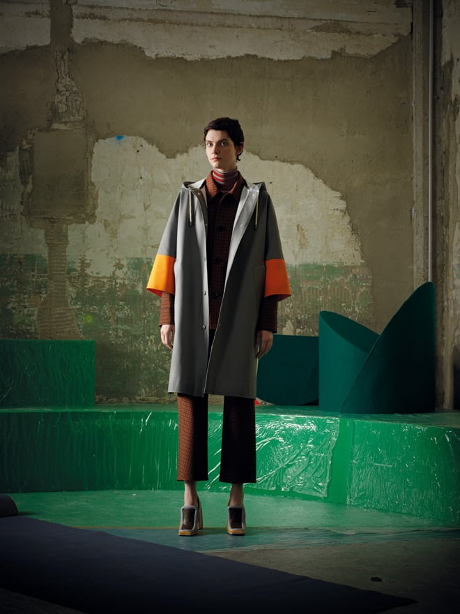 マルニがスウェーデン発ストゥッテルハイムとコラボ、レインコートを発売 