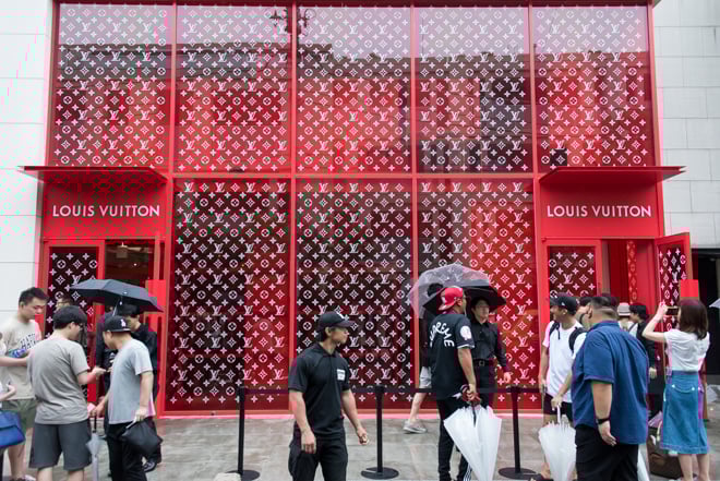 注目の異色コラボ「ルイ・ヴィトン×シュプリーム」に雨の中4000人超が行列