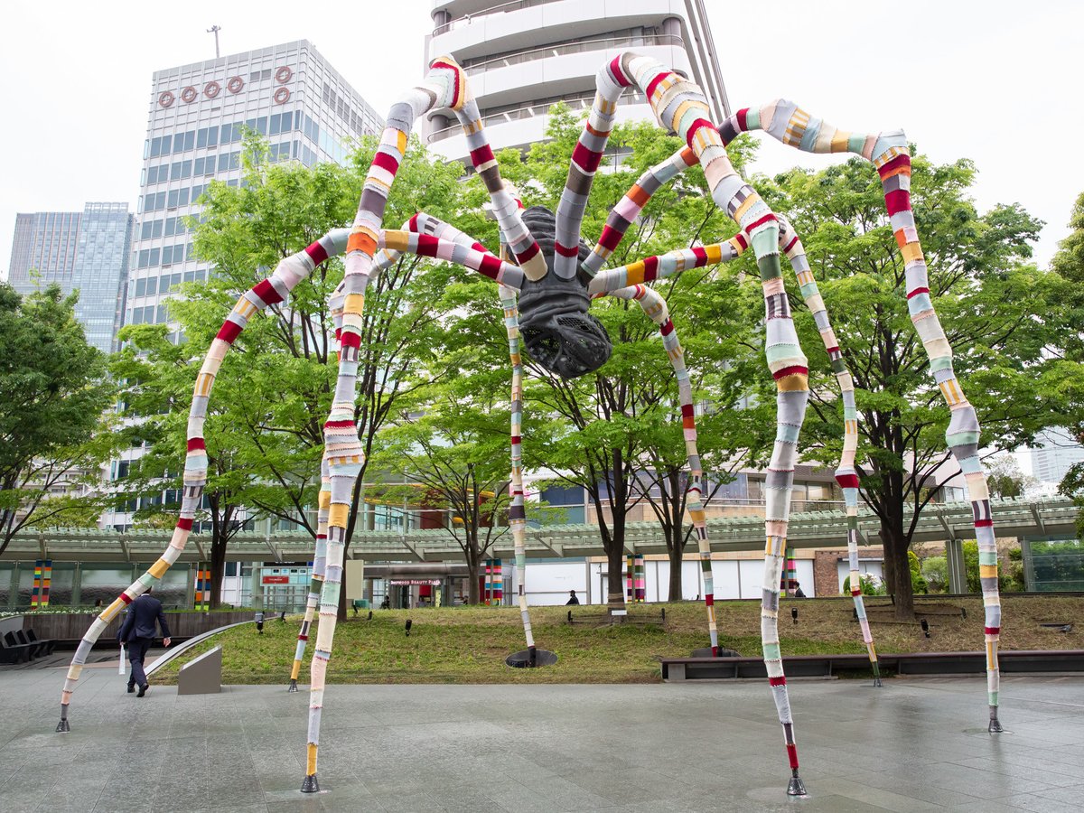 巨大蜘蛛「ママン」がニット着用？六本木ヒルズでマグダ・セイエグの