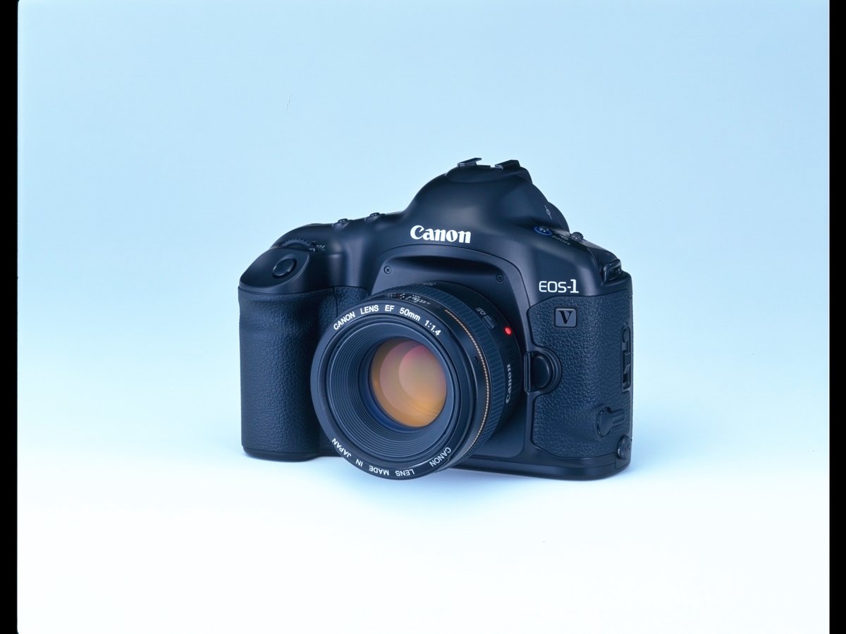 キヤノン唯一のフィルムカメラ現行モデル「EOS-1v」が販売終了、約80年 