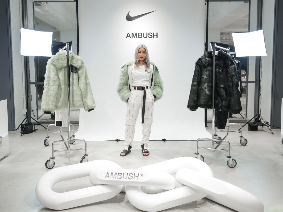 AMBUSH NIKE コラボナイロンジャケット Nike AMBUSH 黒 ナイロンジャケット Nets - メルカリ