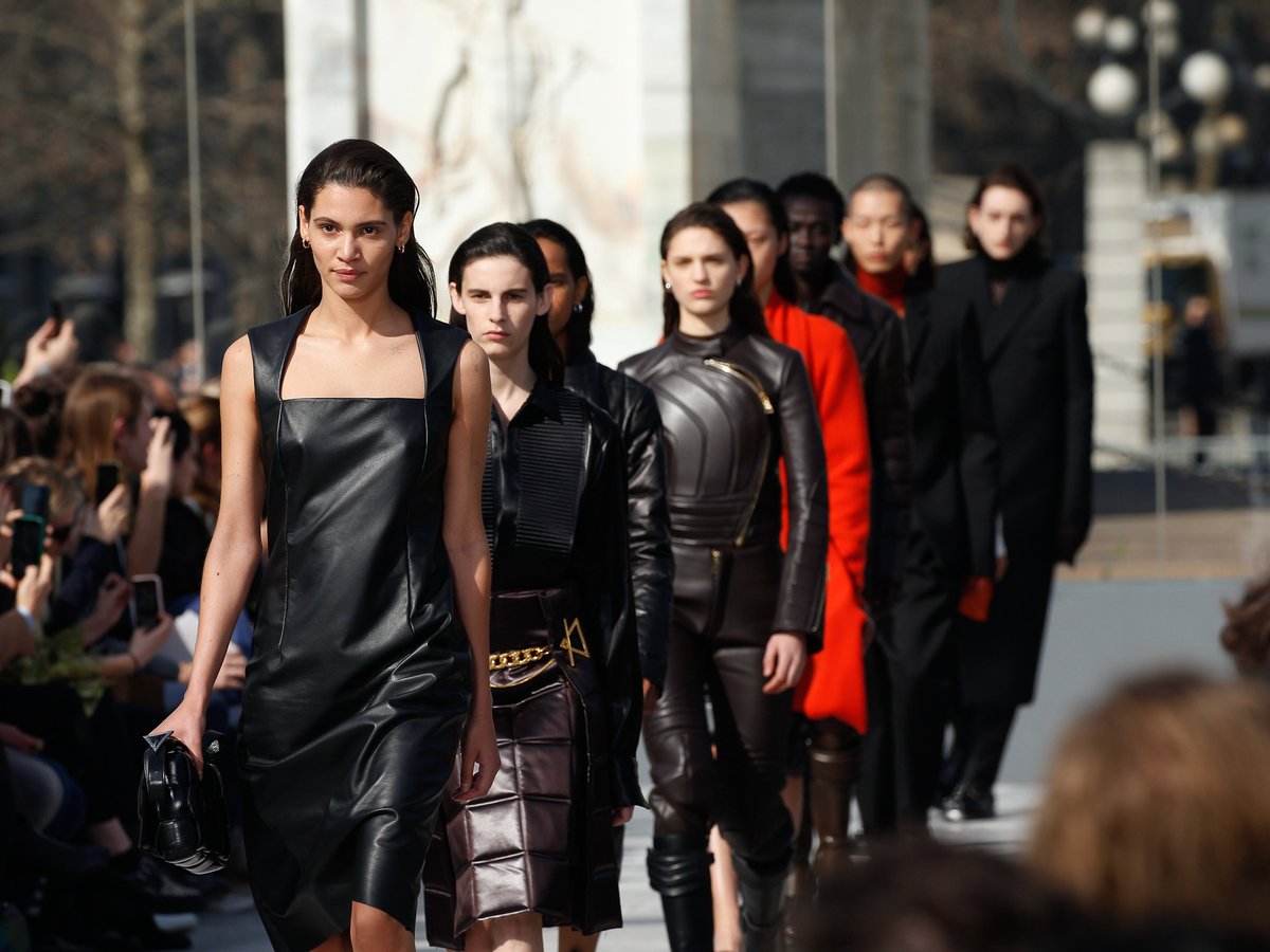 新生「ボッテガ・ヴェネタ」初のランウェイショー、職人技とモダニティ