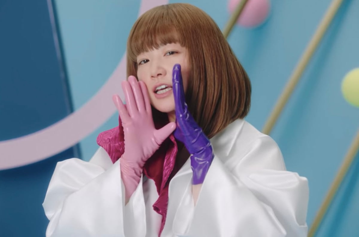 Yukiの新曲 やたらとシンクロニシティ のpv衣装をケイスケヨシダの吉田圭佑が制作