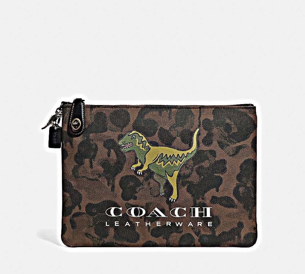 コーチ」アイコンキャラクターの恐竜レキシーをあしらった限定