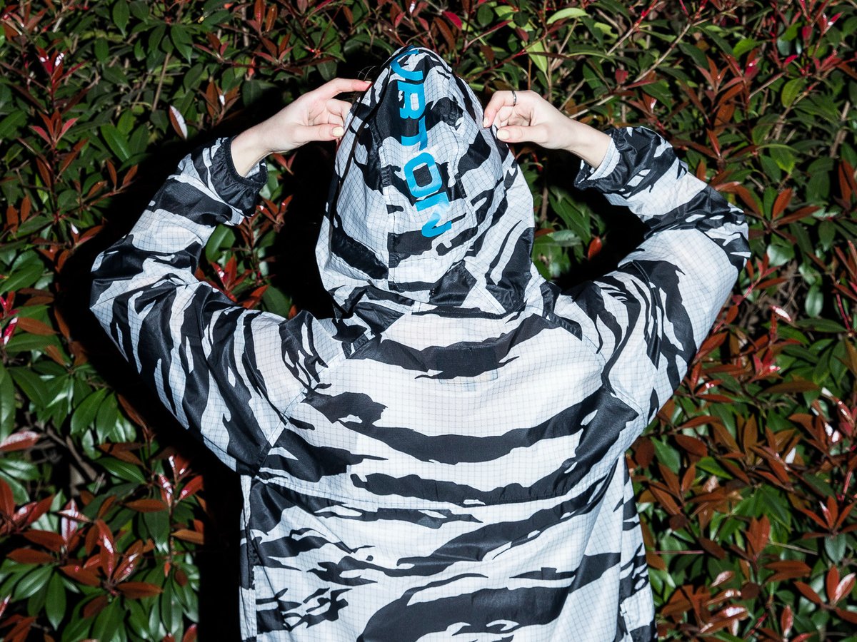 夜の街、「BURTON」ジャケットスタイル