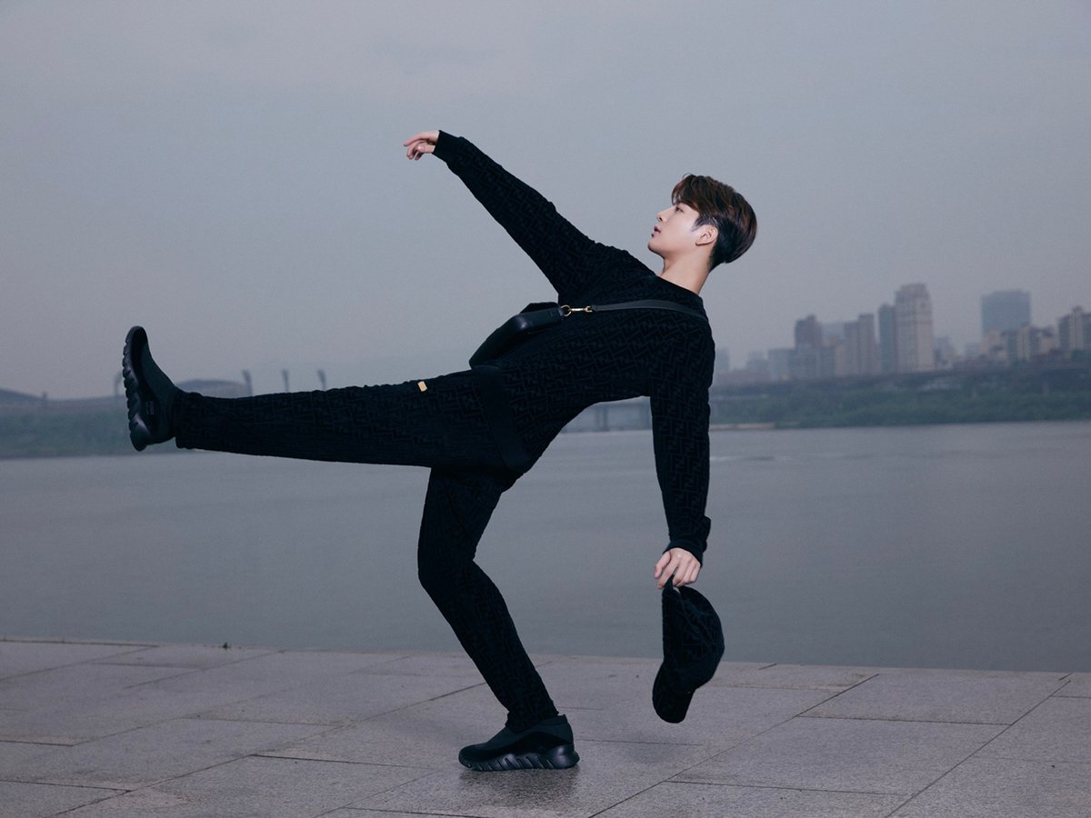 フェンディ」ジャクソン・ワンとのコラボコレクションを発売 