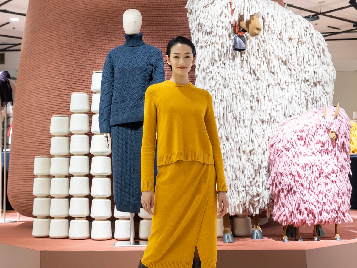 ロロ・ピアーナ」の巨大な山羊が伊勢丹新宿店に、カシミヤの