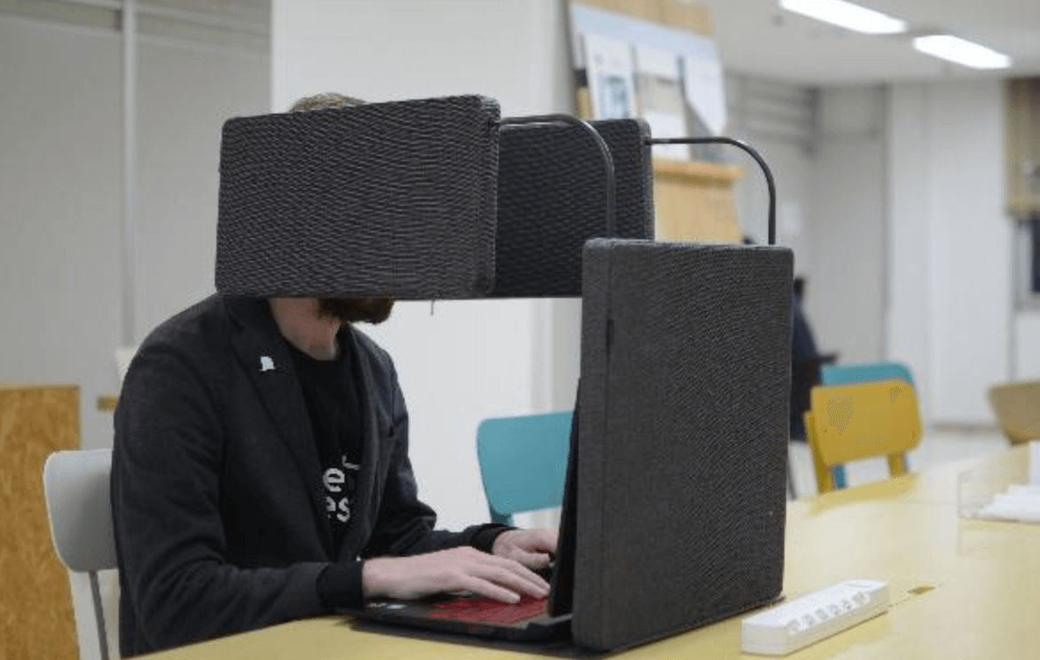 SEREN-desk-191212-top.png
