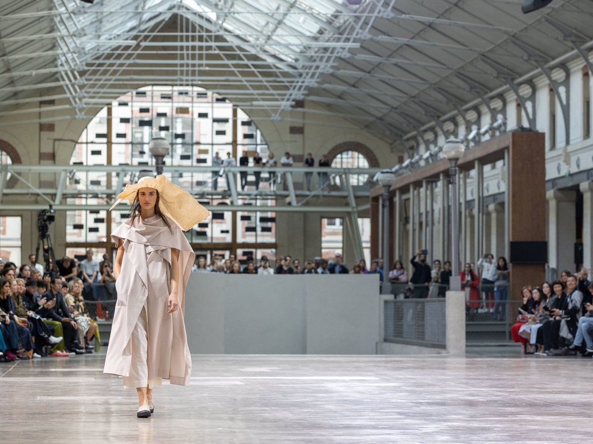 身体と布のあいだに――新デザイナー近藤悟史による「イッセイ ミヤケ