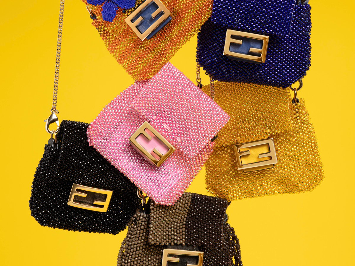 ☆新品未使用☆ FENDI ピコバゲットビーズAirPodsケース