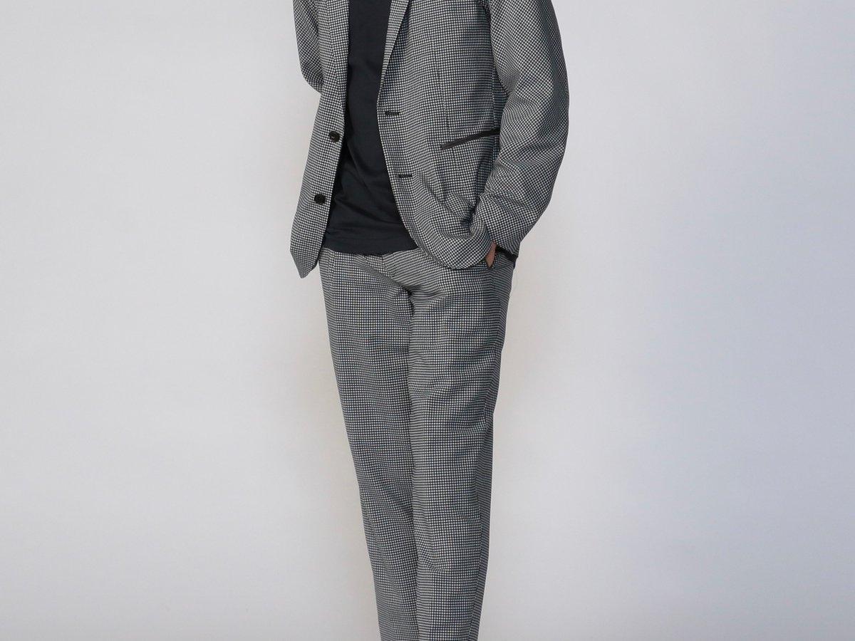 トゥモローランドがカラーにセットアップを別注、ポケットはサテン生地