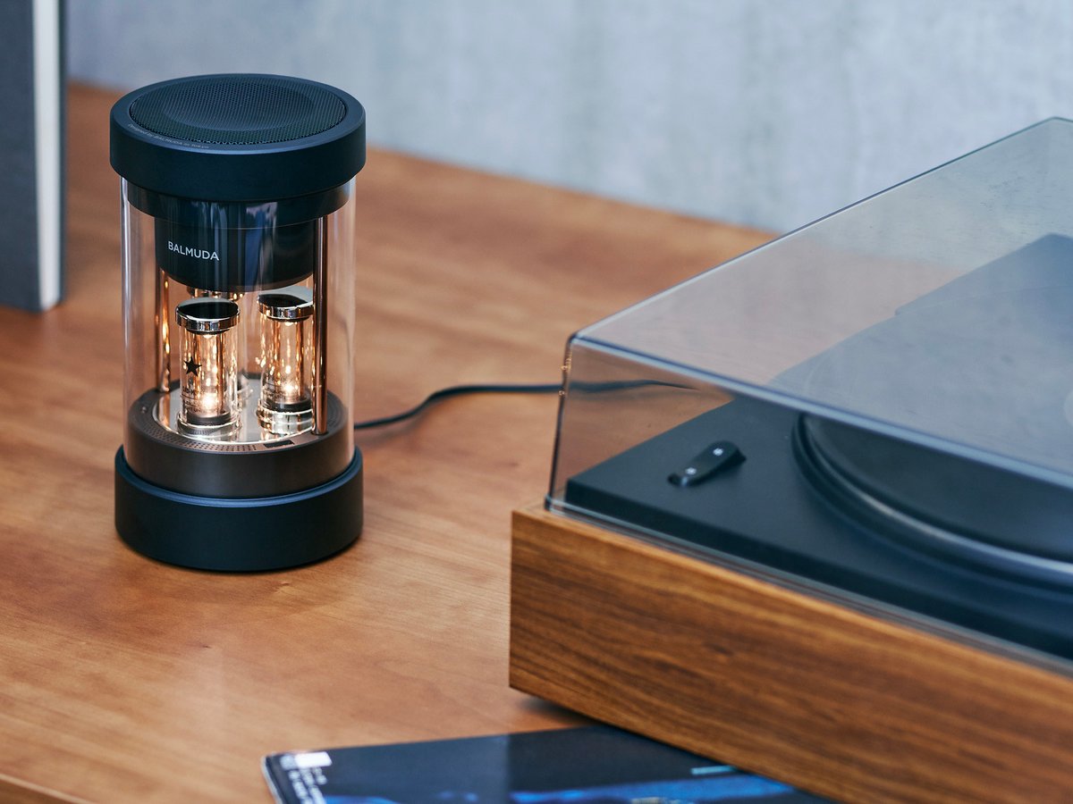バルミューダ」からスピーカーが初登場、音が360度広がる立体的な音響