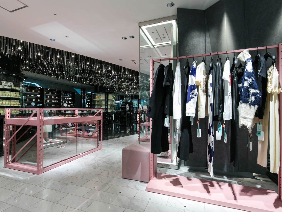 「オフ-ホワイト」国内初のウィメンズコンセプトショップが伊勢丹新宿店にオープン、店舗限定アイテムを発売