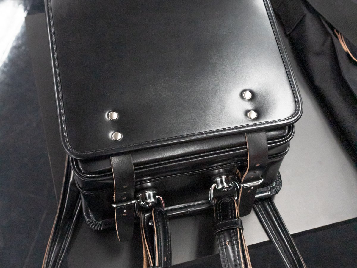 コム デ ギャルソン オム プリュスからランドセルが登場、牛革を使用