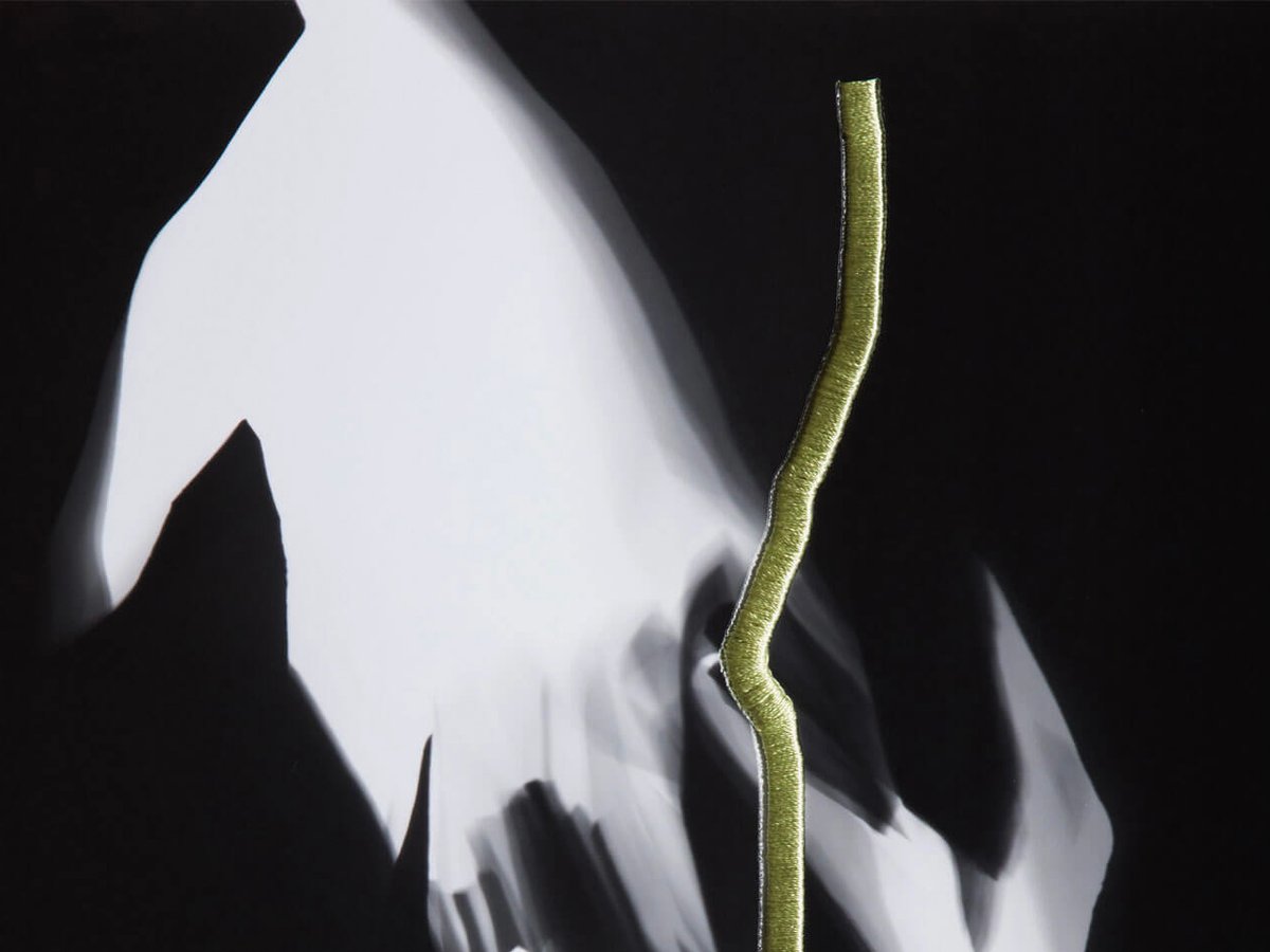 写真家の細倉真弓による個展「Sen to Me」開催 写真に刺繍を施した新